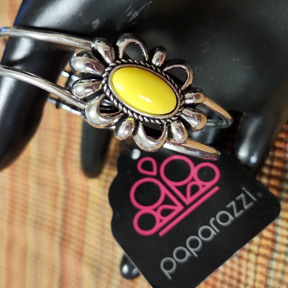 Silvertone Flower with Yellow Stone